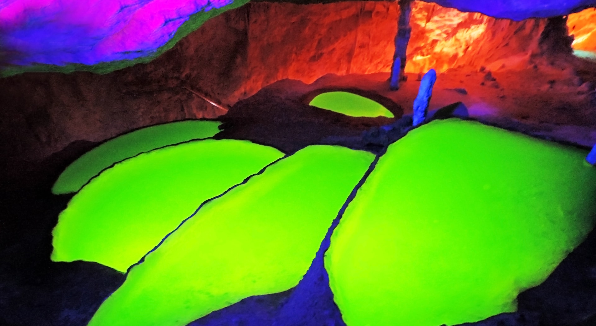 Fluoreszierende Pools in der Höhle Can Marçà auf Ibiza