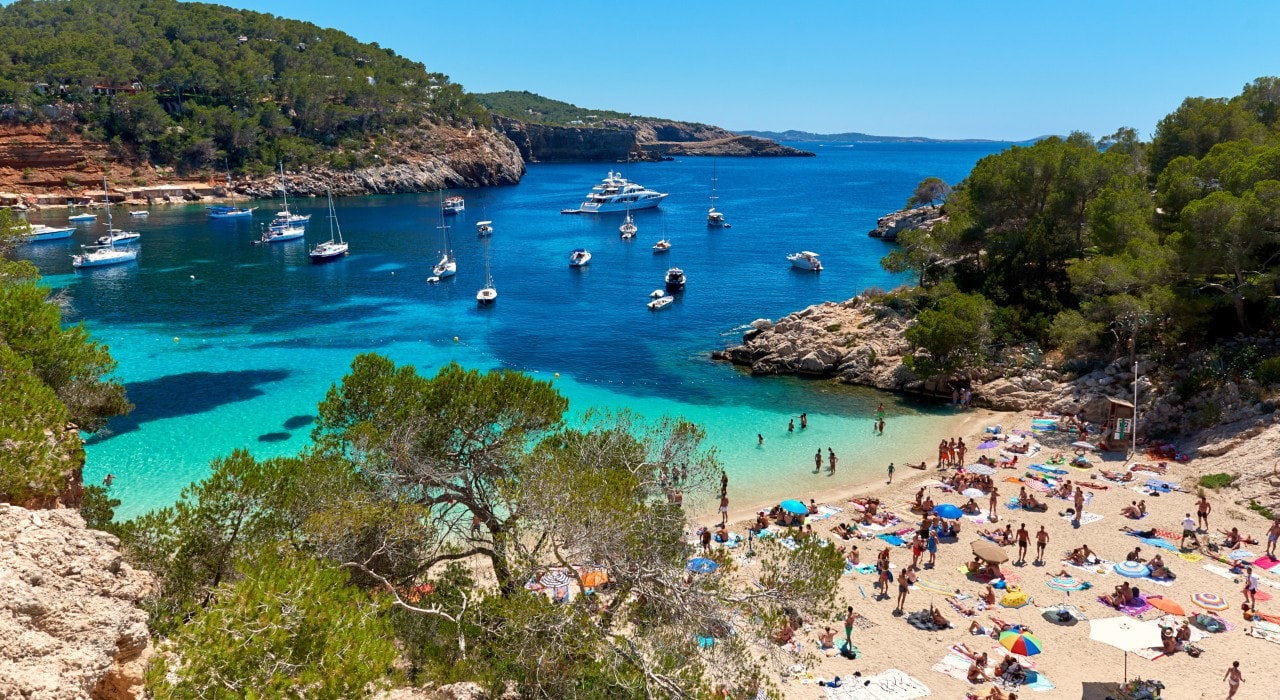  Strand und Bucht von Cala Salada auf Ibiza
