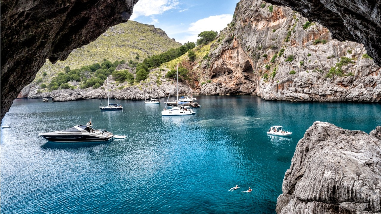 Boote und Yachten in Cala Sa Calobra, der Insel Mallorca
