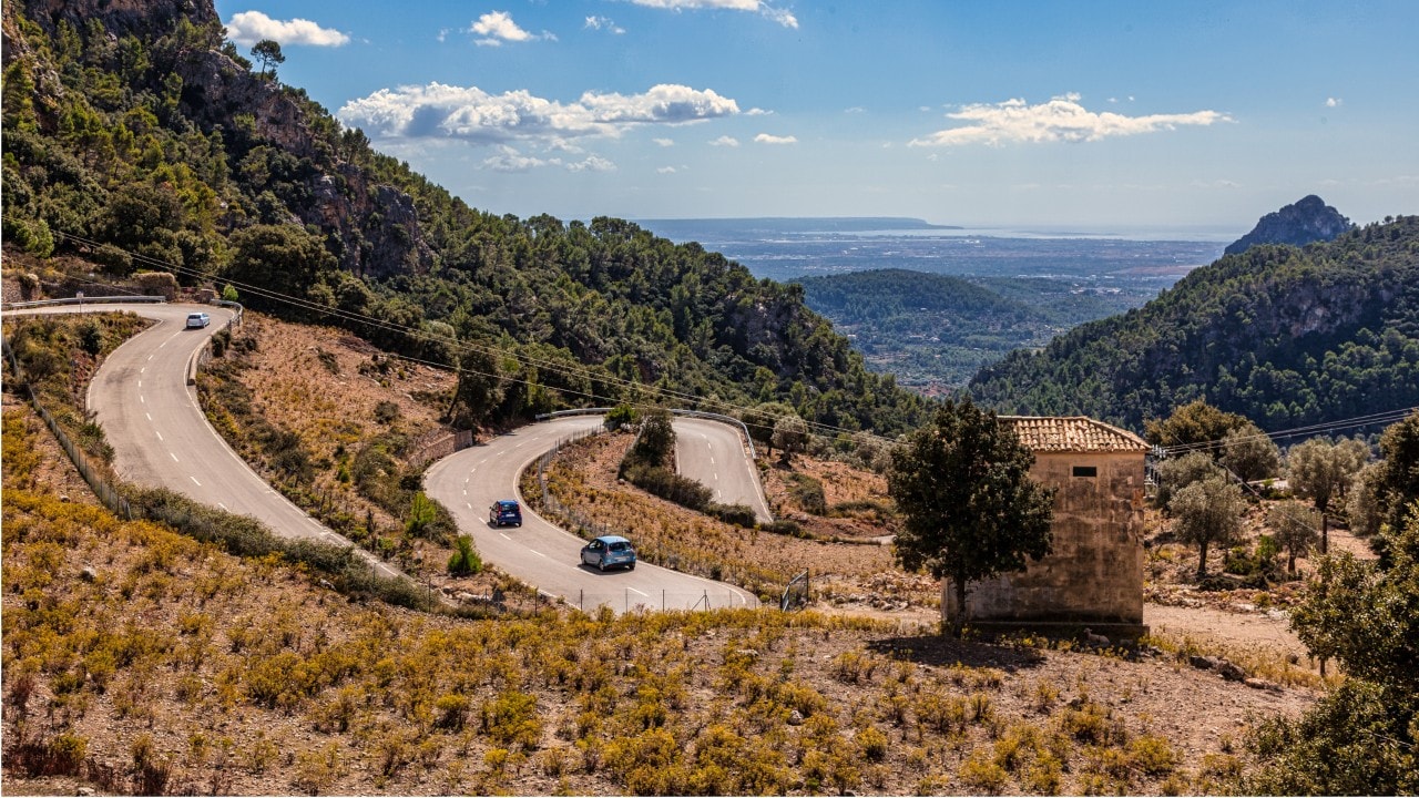 Eine gewundene Bergstraße zwischen Palma und Valdemossa in den Tramuntana-Bergen