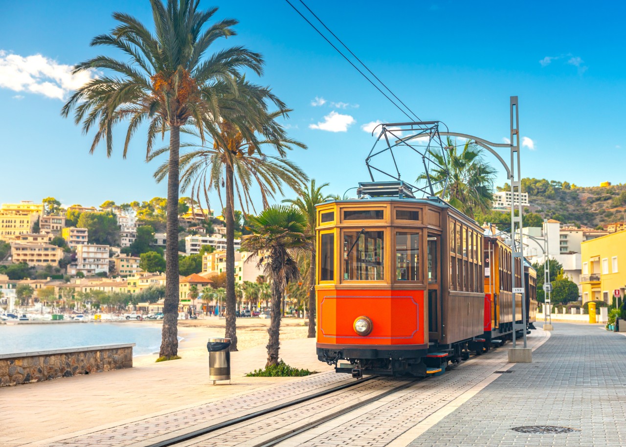 Die berühmte orangefarbene Straßenbahn, die von Sóller nach Port de Sóller fährt