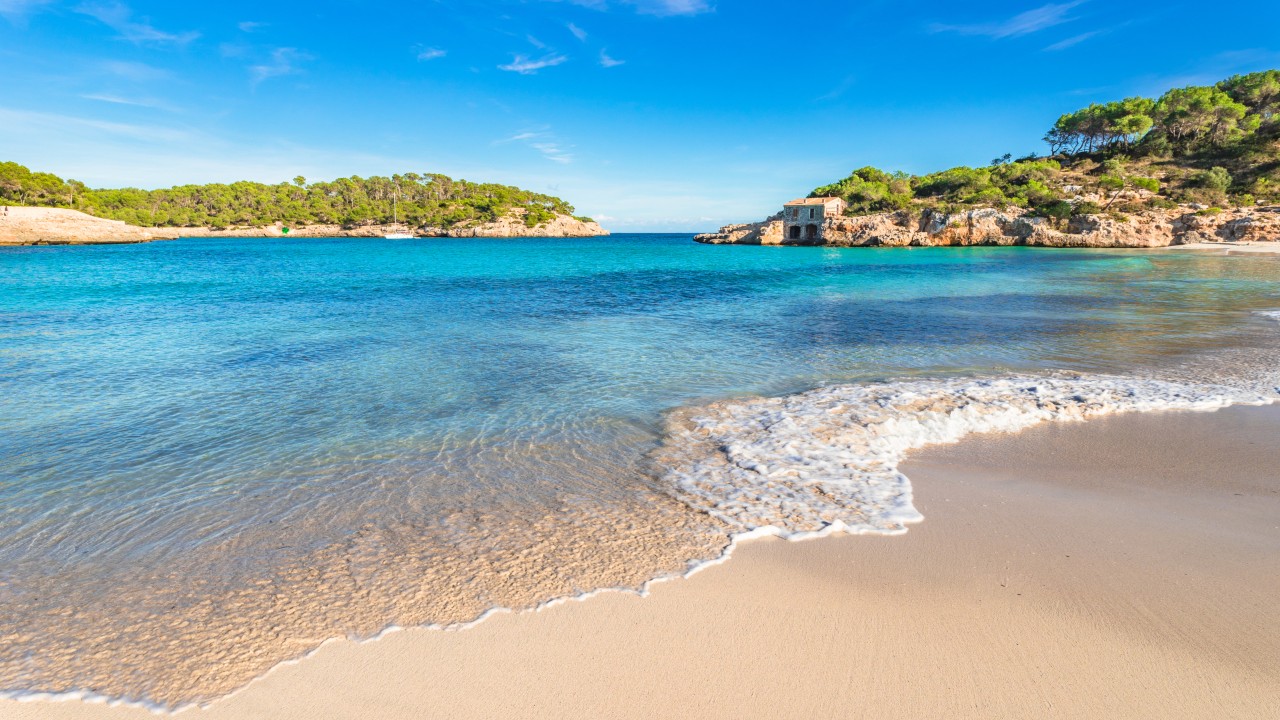 Der wunderschöne Strand von Cala S'Amarador im Naturpark Mondrago auf Mallorca, Spanien