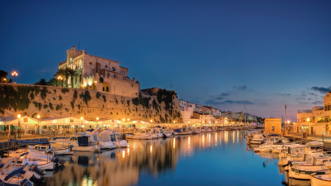Ciutadella, die Altstadt und der Hafen bei Nacht