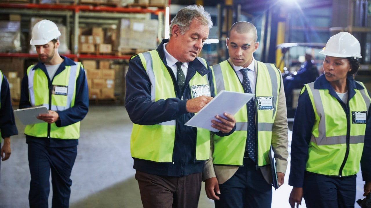 Mitarbeiter in Gelbwesten