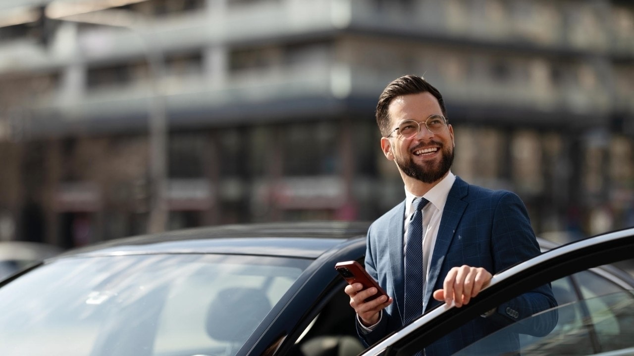 Mann außerhalb des Fahrzeugs