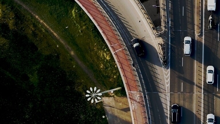 Aufnahme von Autos, die auf einer Autobahn fahren.