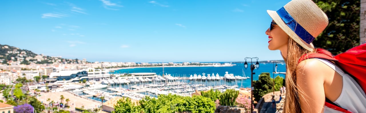 Auto fährt entlang der Küste