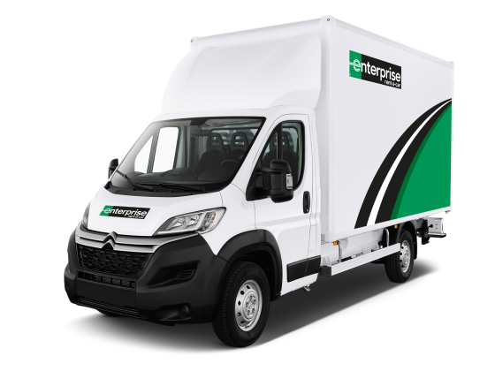 Transporter mit Kofferaufbau und Hebebühne